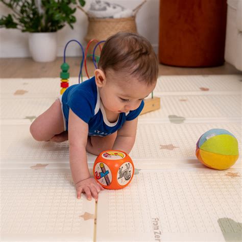 Bambino sul tappeto gioco