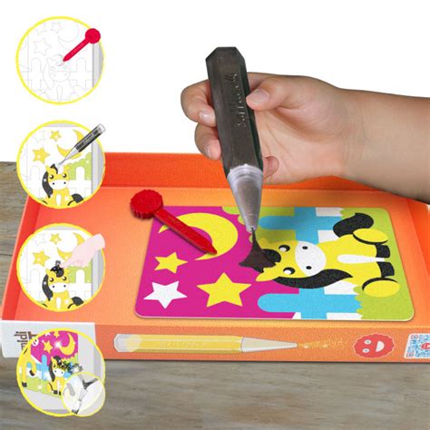 Superficie del vassoio con giochi e disegni
