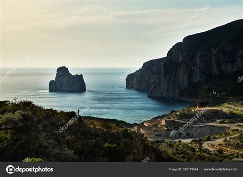 veduta panoramica del faraglione Pan di Zucchero a Masua
