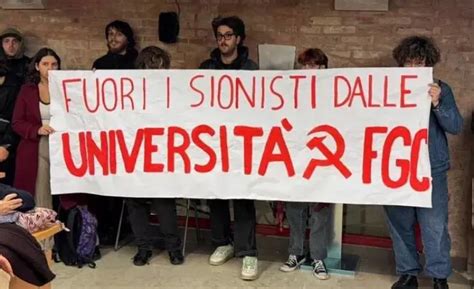Attivisti pro-life e pro-choice fuori da una clinica abortista