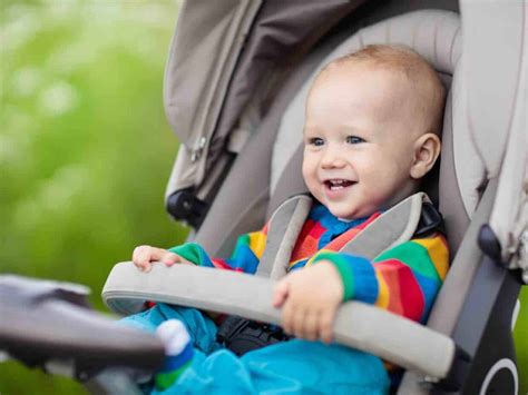 bambino che esplora dal passeggino