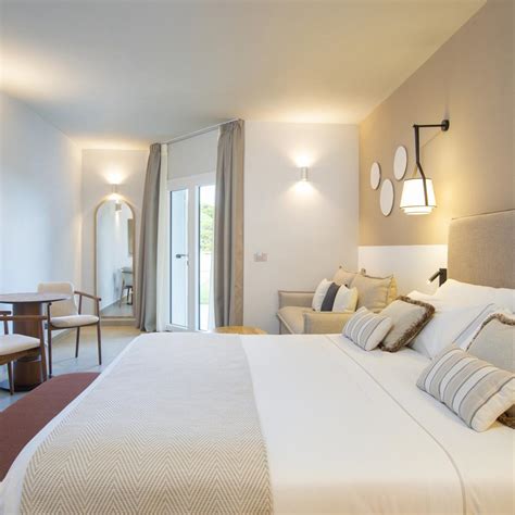 Interni di una Junior Suite rinnovata al Mangia's Resort