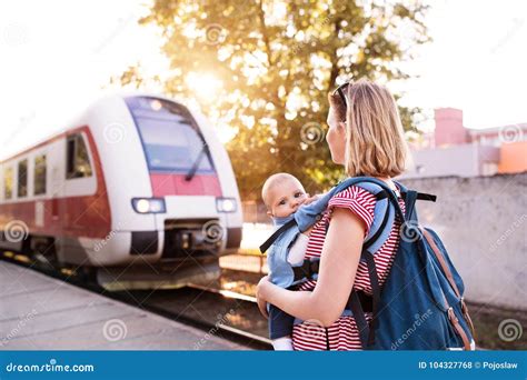bambino che viaggia in treno con zainetto