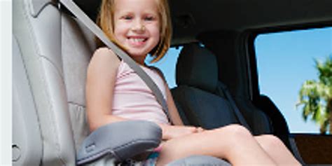 bambino che usa il rialzo in auto