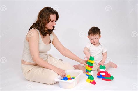 Bambino che gioca mentre i genitori lo osservano preoccupati