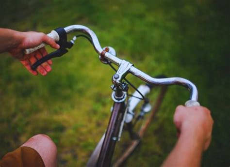 Dettaglio freni a mano su manubrio bici per bambini