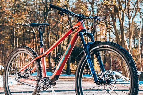 Bambino sorridente con una nuova mountain bike