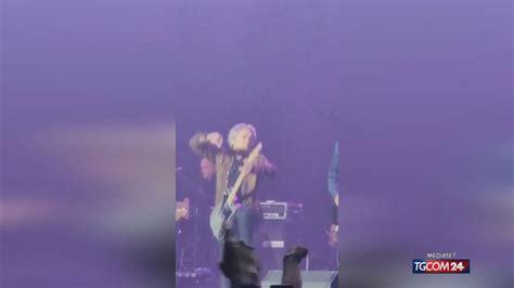 Hilary Duff sul palco durante un concerto