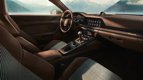 Seggiolino Porsche inserito in un abitacolo sportivo