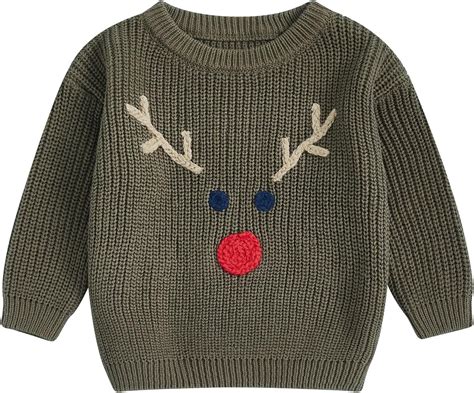 Bambino di 6 anni che indossa un maglione fatto a mano a punto riso
