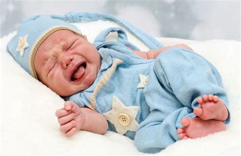 Bambino appena nato che piange