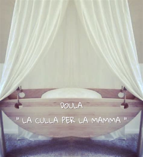 Doula che assiste una madre