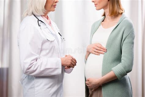 Medico che parla con una coppia incinta