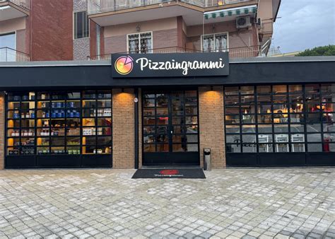 Parcheggio di una pizzeria con un'ambulanza in arrivo