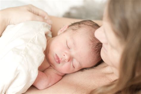 Neo-mamma con neonato in contatto pelle a pelle