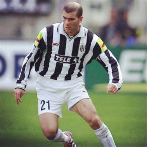 Zinedine Zidane con la maglia della Juventus