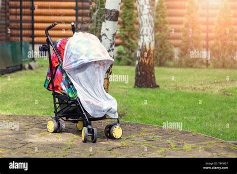 Bambino in passeggino con zanzariera protettiva