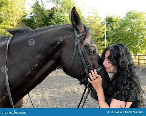 Donna a cavallo con un cavallo