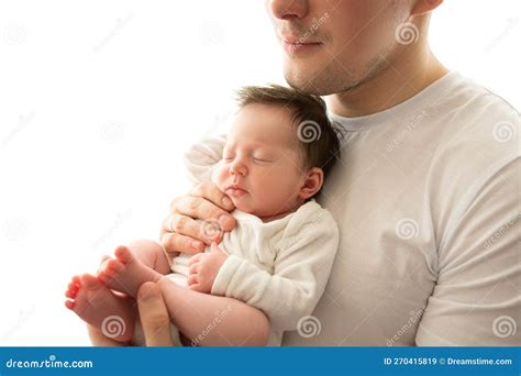 momento di tenerezza tra padre e neonato