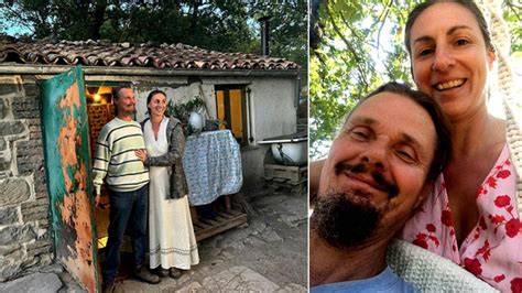 Famiglia che fa shopping con bambini in una via commerciale nel Salento, mostrando un'atmosfera accogliente