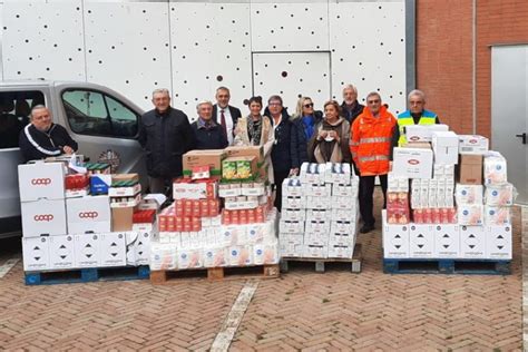 Volontari che raccolgono beni di prima necessità per neonati