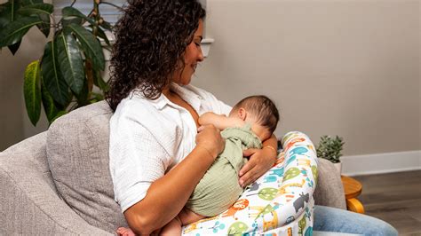 Cuscino per allattamento inclinato che sostiene il bambino