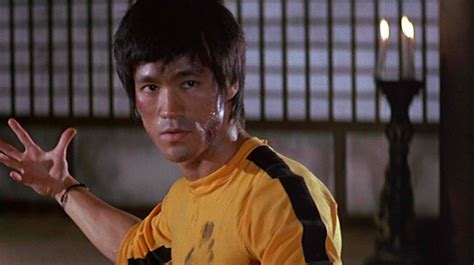 Bruce Lee nella sua iconica tuta gialla con strisce nere