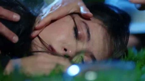 Nihan sviene durante la festa di fidanzamento