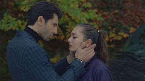 Emir osserva Nihan pensieroso