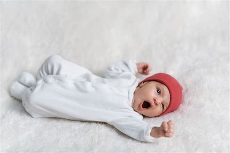 album fotografico di un neonato che cresce mese dopo mese