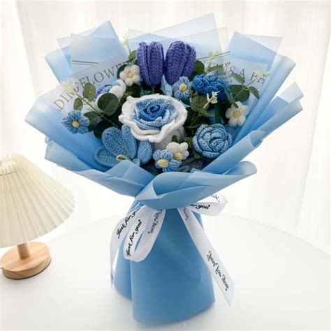 Mazzo di fiori azzurri e bianchi per la nascita di un maschietto