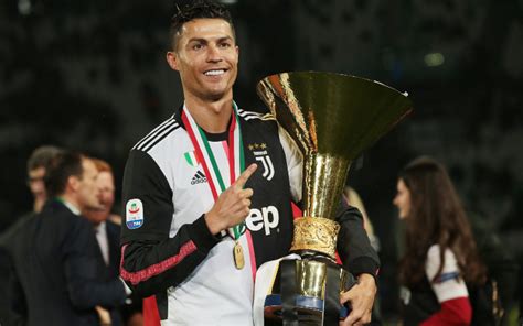 Cristiano Ronaldo con i suoi trofei