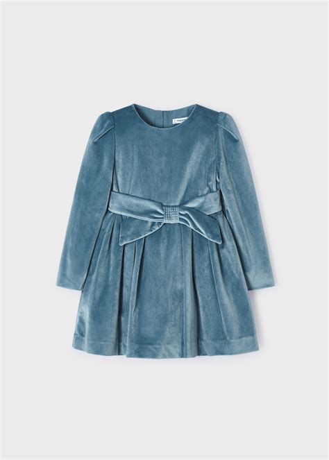 Bambina con abito da battesimo in velluto