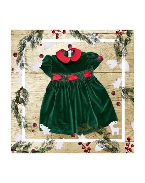 Dettagli di un abito da battesimo in velluto