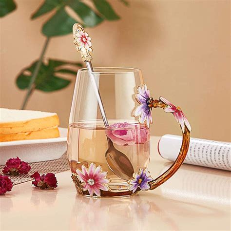 Varie tisane in tazze diverse