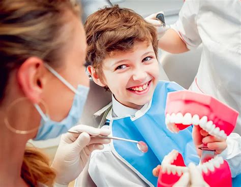 Dentista pediatrico visita bambino