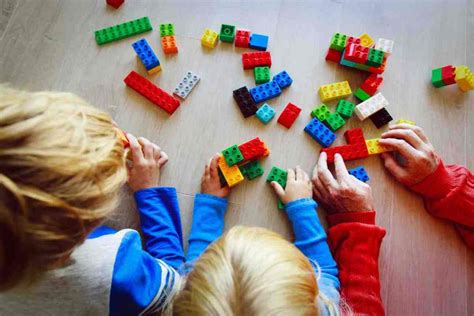 Bimbi che giocano con giochi semplici o riciclati, per mostrare il valore del non-materiale