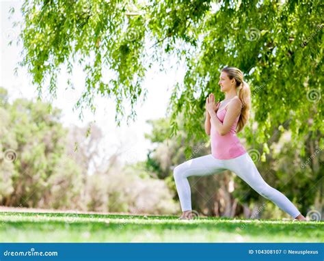 donna che fa yoga