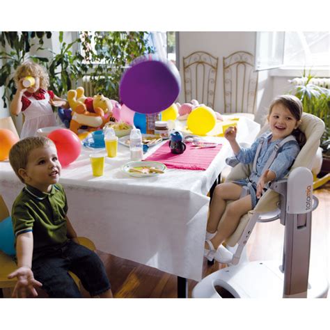 Seggiolone multifunzionale Tatamia Follow Me posizionato in un ambiente domestico moderno