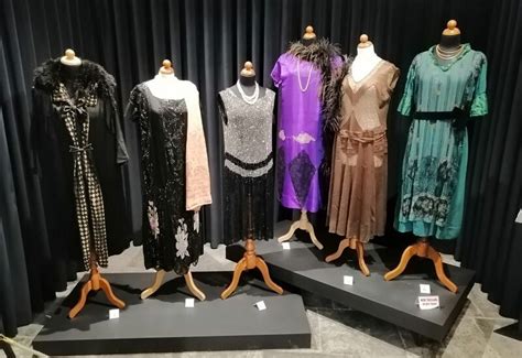 Esposizione museale di abiti d'epoca e cataloghi di moda, richiamando l'estetica del design italiano