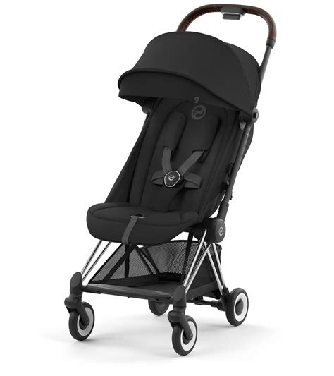 Primo piano di una fibbia del marsupio Cybex Coya con il logo CYBEX