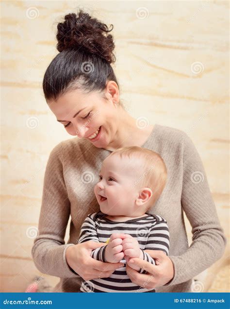 Mamma e neonato che sorridono insieme in un momento di relax
