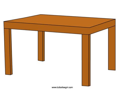 materiali da disegno disposti su un tavolo di legno