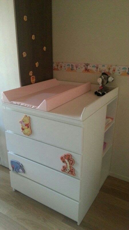 Cassettiera Malm bianca con fasciatoio sopra e accessori per bambini