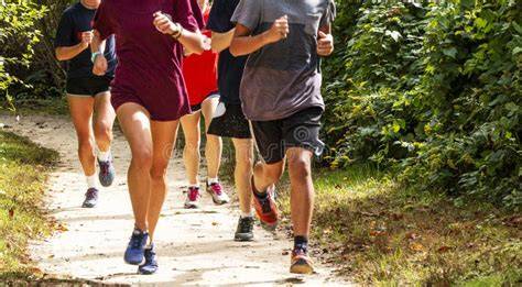 Un gruppo di corridori di diverse età durante una delle edizioni primaverili lungo i sentieri boschivi