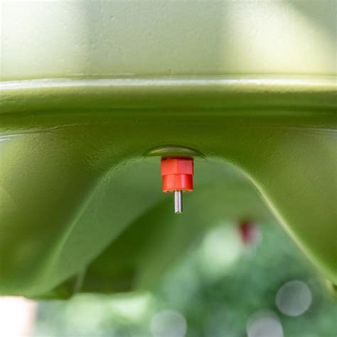 Primo piano di un nipplo abbeveratoio per pollame