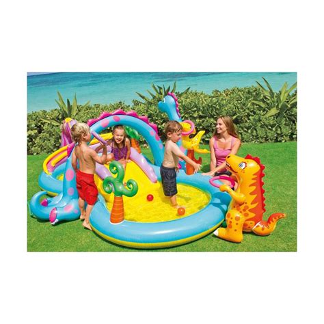 Piscina gonfiabile per bambini in giardino