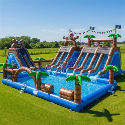 Bambino che gioca in acqua con giochi gonfiabili
