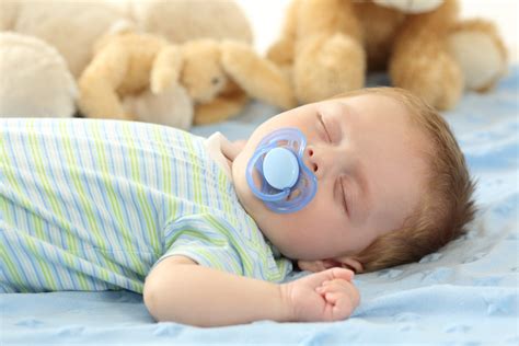 Bambino che dorme serenamente con il ciuccio