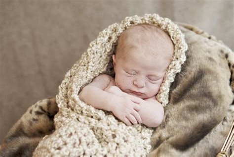 Neonato avvolto in una coperta calda